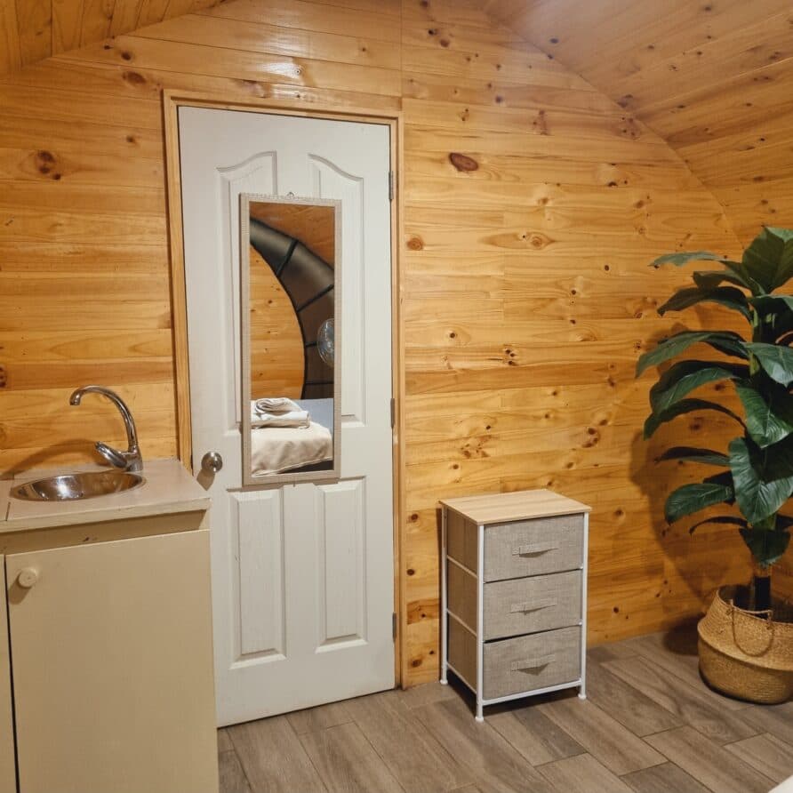 Tiny House — dormitorio con luz natural