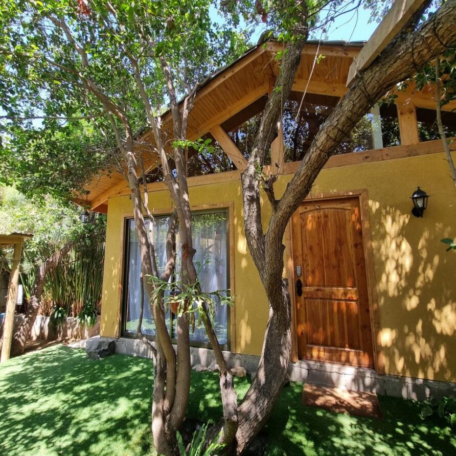 Cabaña Premium con tinaja privada en Olmué — fachada entre árboles