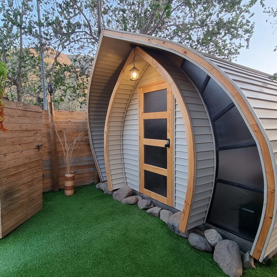Tiny House con tinaja privada en Olmué — vista frontal con linterna